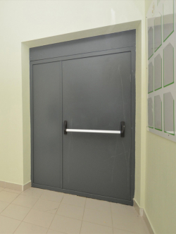 Фото Полуторные двери с антипаникой №44