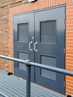 Фото Противопожарные двери с вентиляционной решеткой №43